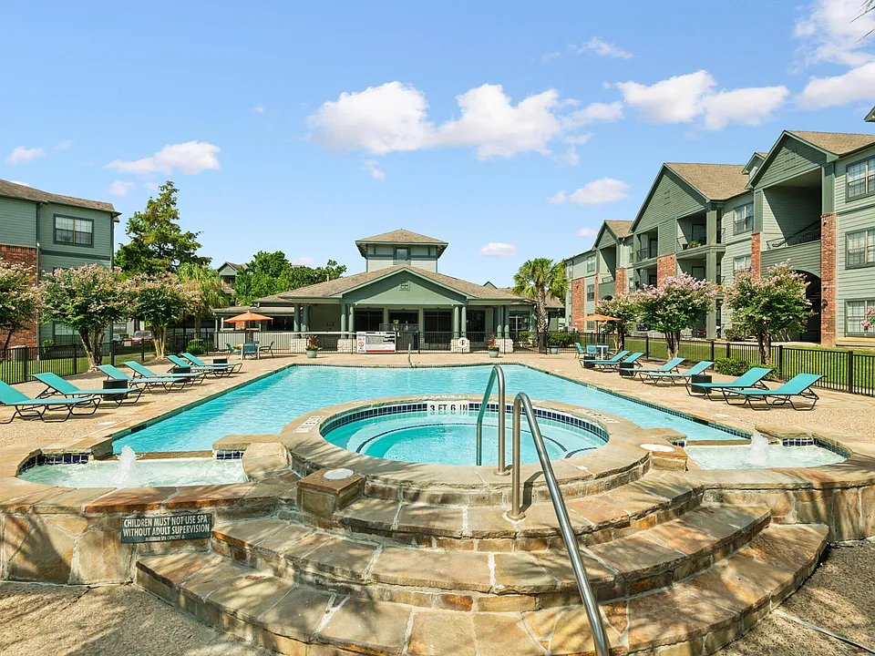 Lakeshore Villas apartments community photo