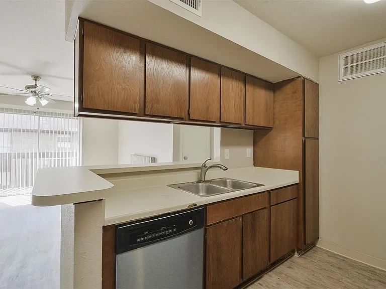 12905 Woodforest Blvd #704 — Photo 8