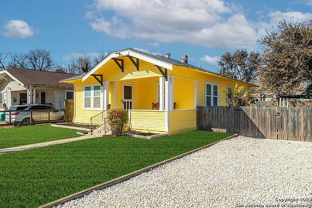 2 bed, 1.0 bath, 1078 sqft, $1,700 — Photo 2