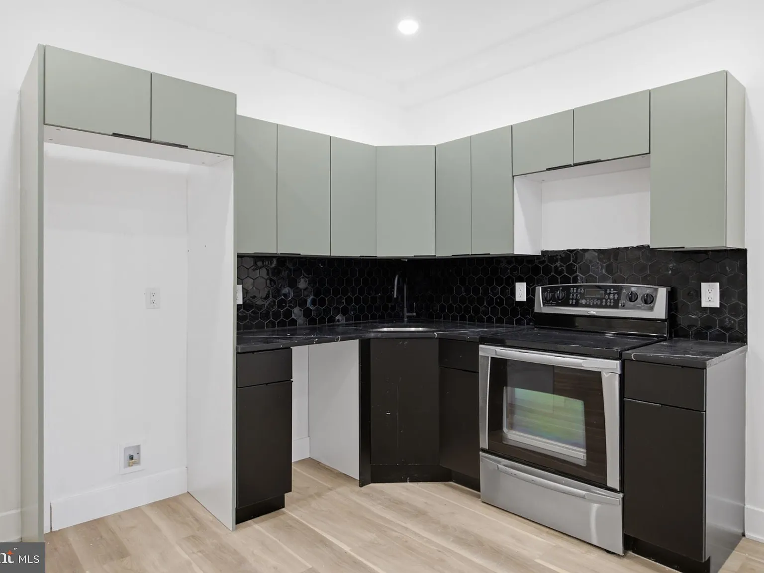 2 bed, 1.0 bath, 1804 sqft, $1,660 — Photo 4
