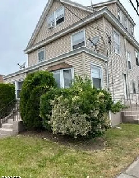 370 Main St — Photo 1