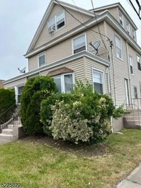 370 Main St
