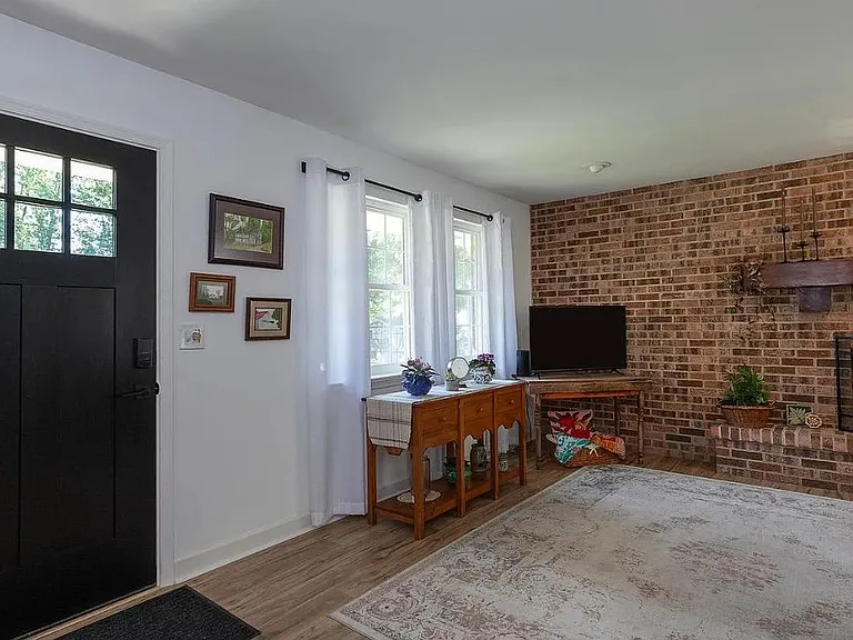 907 Rhue Haus Ln — Photo 6