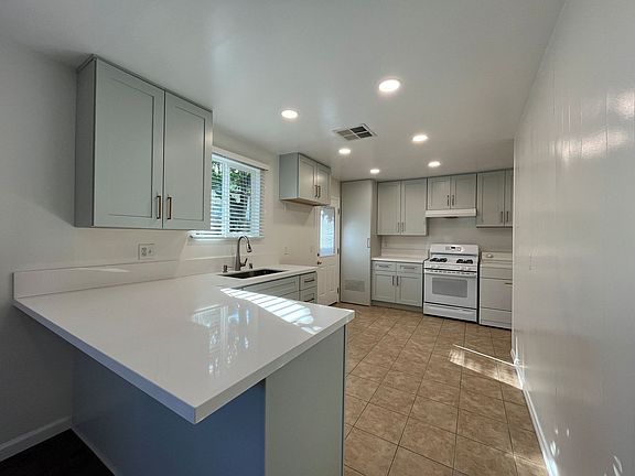 2nd image of 23844 Victory Blvd