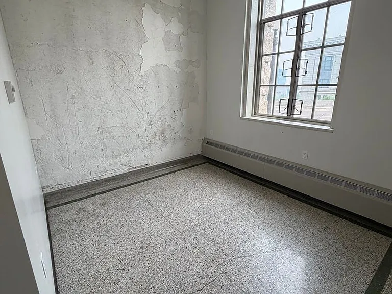 521 W 2nd Street - Leijona — Photo 55