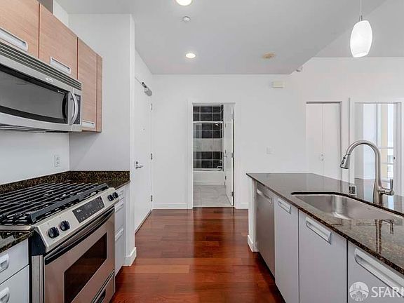 5th image of 300 Berry St Unit 909