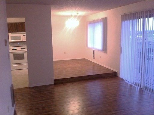 2nd image of 2100-2106 E 5th St