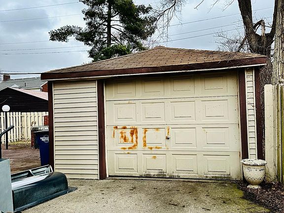 5th image of 18272 Indiana St