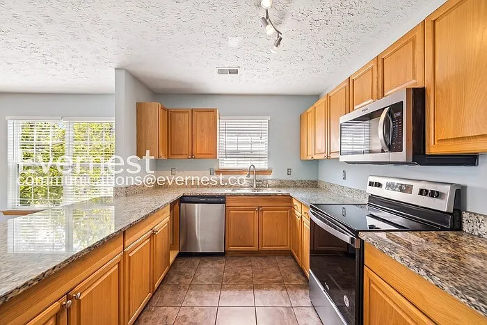 3 bed, 2.0 bath, 1300 sqft, $2,795 — Photo 3