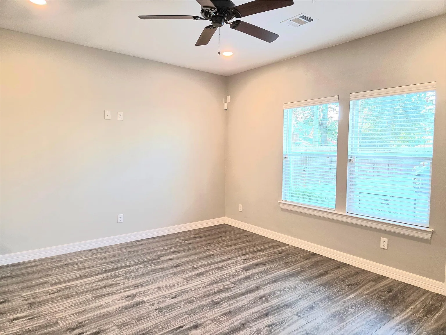 1 bed, 1.5 bath, 896 sqft, $1,675 — Photo 4
