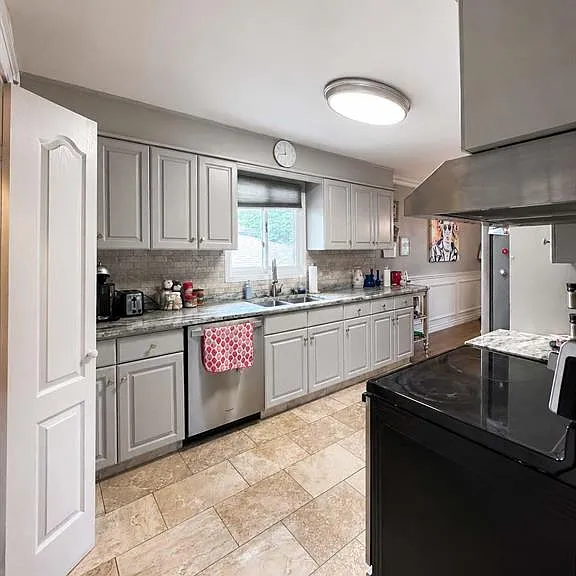46 Indiana Pl — Photo 3