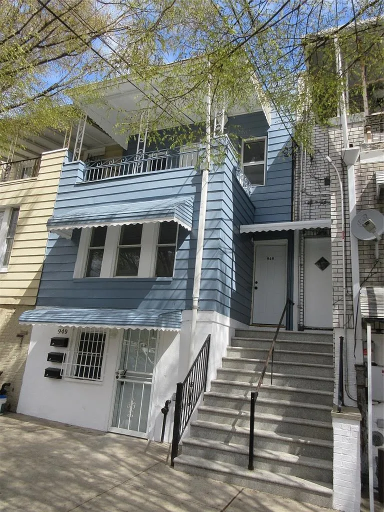 3 bed, 850 sqft, $3,300 — Photo 1