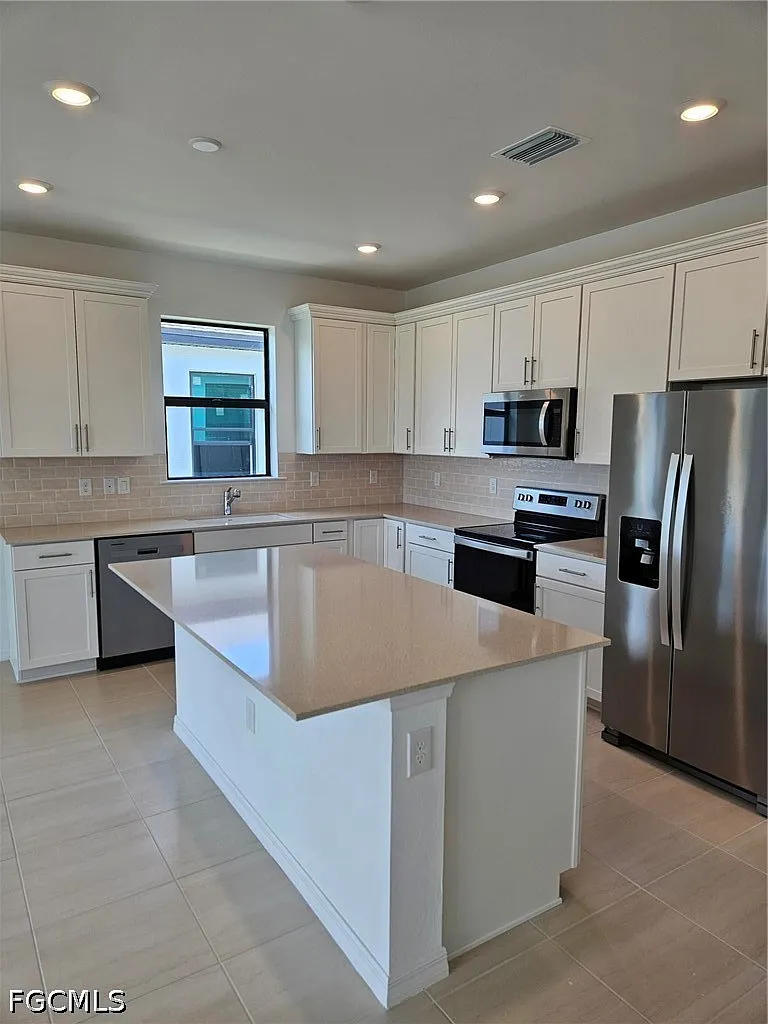 4 bed, 2.0 bath, 1850 sqft, $3,000 — Photo 4
