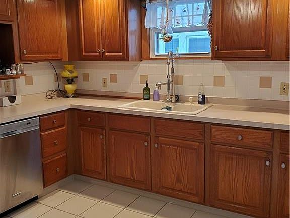 4th image of 1333 Roselle Ave