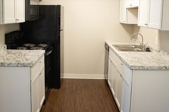 4th image of 1404 Lee Dr #1