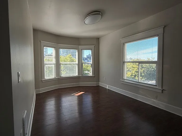 Great Location with Full Washer and Dryer in Unit and Full Kitchen! — Photo 23