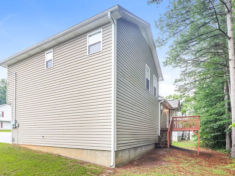 732 Newport Dr — Photo 18