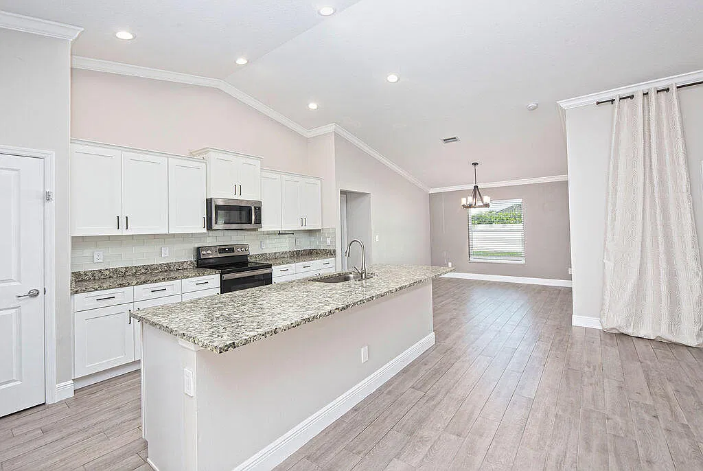 4 bed, 2.0 bath, 2050 sqft, $3,000 — Photo 4
