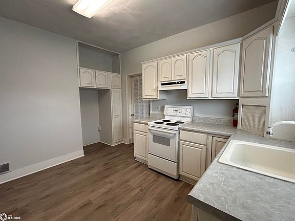 4th image of 912 W Church St