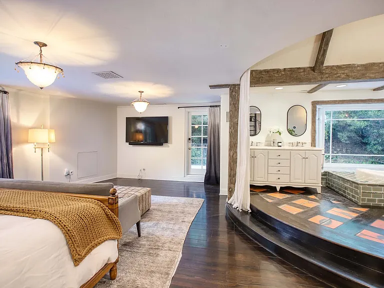 2050 Laurel Canyon Blvd — Photo 28
