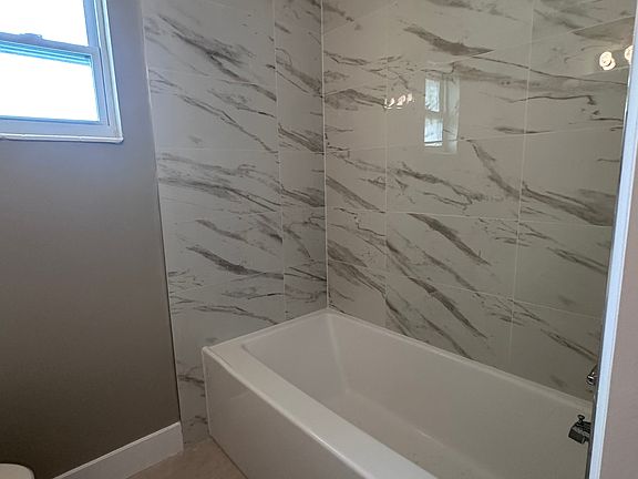 5th image of 33 Jackson Ct