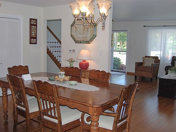 3rd image of 807 W Burr Oak Dr
