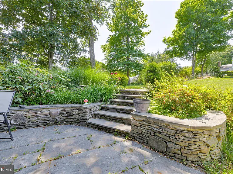 4 Sussex Ct — Photo 32