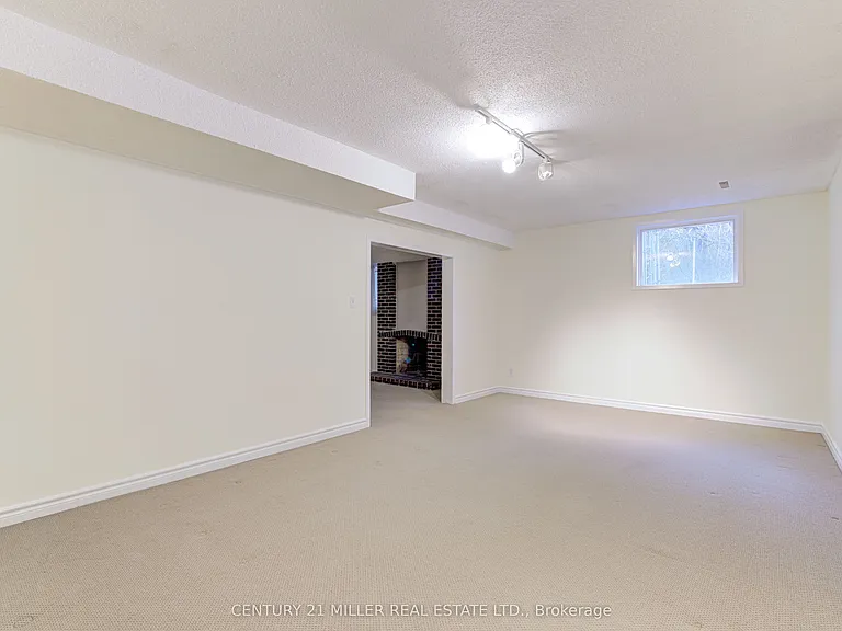 163 Castle Cres — Photo 43