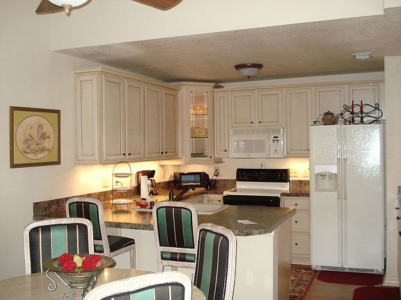 Kitchen dining area