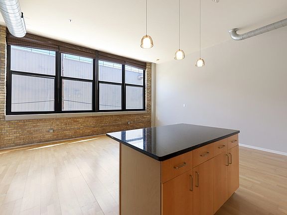 2nd image of 1924 N Hubbard St APT 213