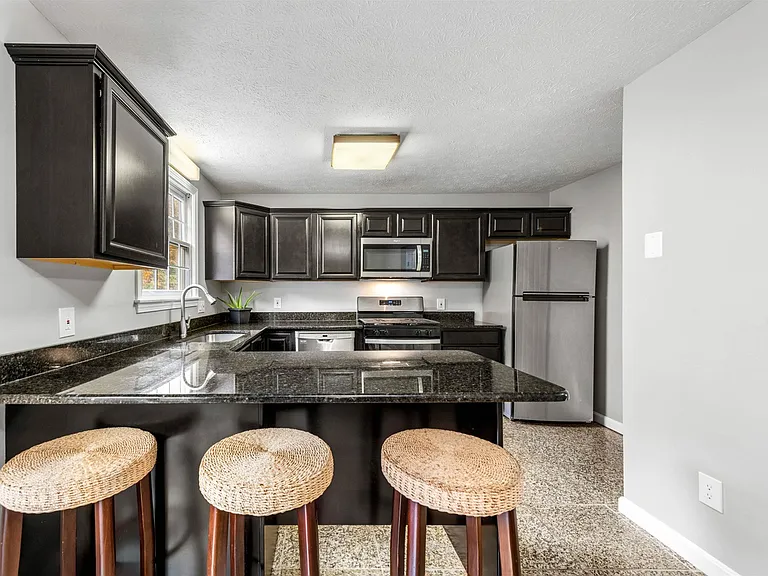 27 Glastonbury Dr — Photo 15