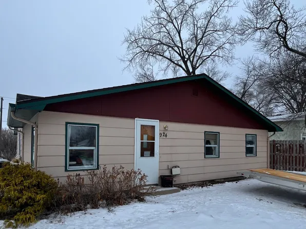 924 4th Ave NE, Jamestown, ND 58401