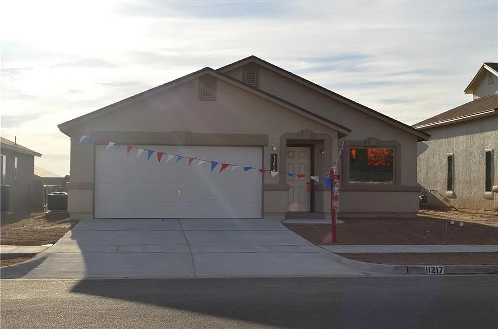 Gorgeous Three Bedroom Two Bath home in East El Paso!! — Photo 1