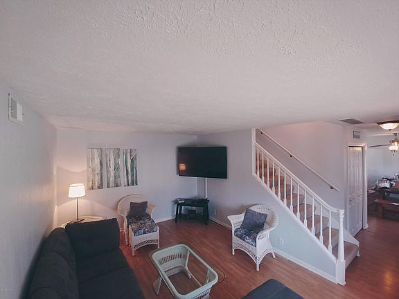 4th image of 530 Humphrey St