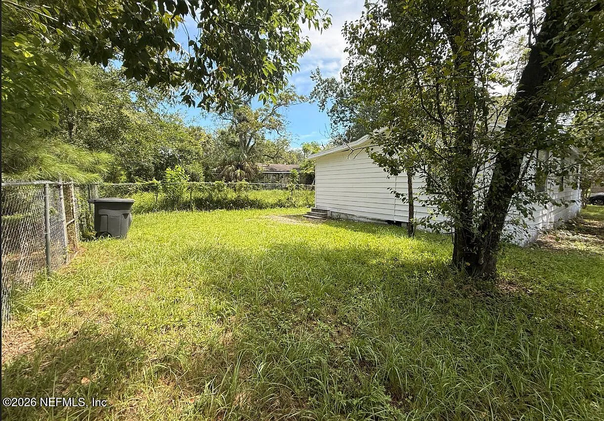 2 bed, 1.0 bath, 828 sqft, $1,600 — Photo 2