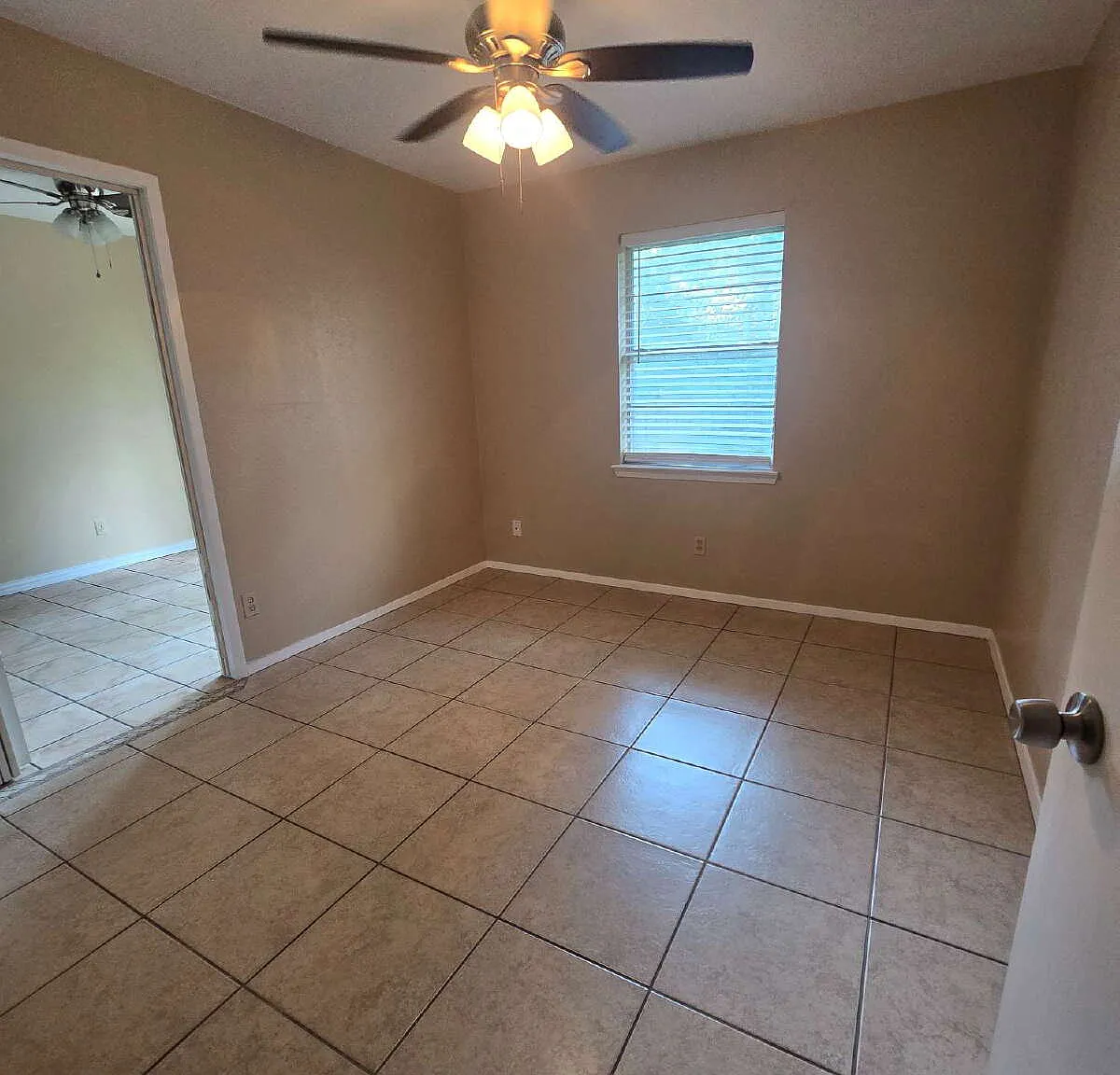 3 bed, 2.0 bath, 1144 sqft, $1,400 — Photo 2