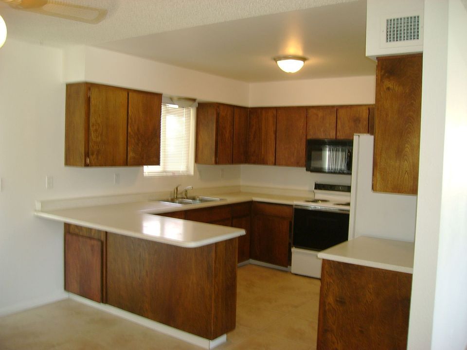  Kitchen tile floor