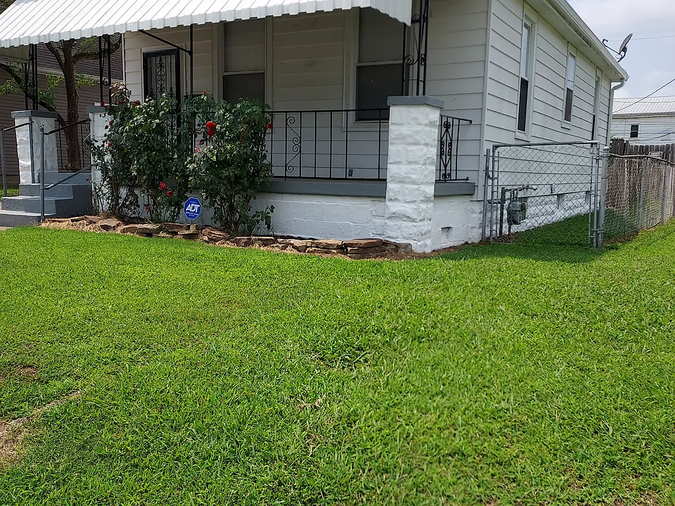 918 Mary St