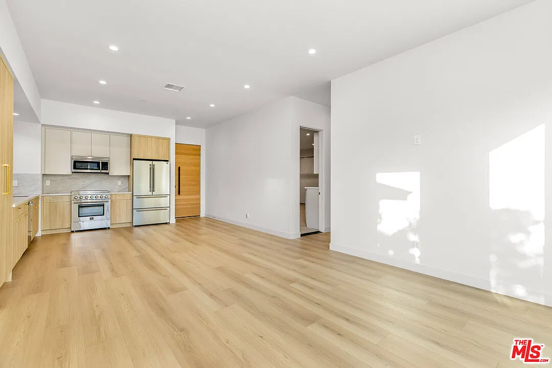 3 bed, 2.0 bath, 1300 sqft, $5,495 — Photo 3