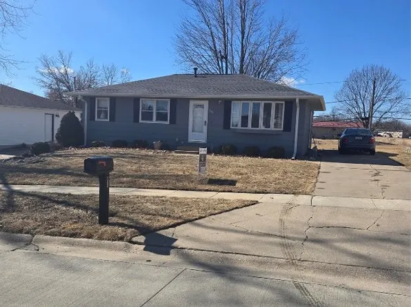 824 29th St NW, Cedar Rapids, IA 52405