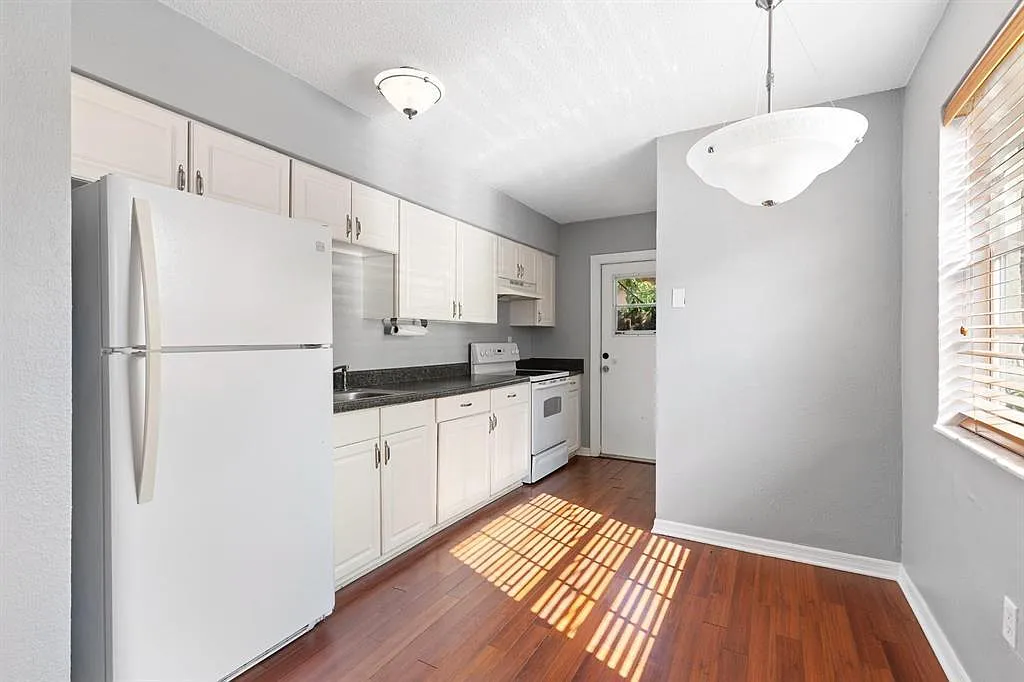 2 bed, 1.0 bath, 837 sqft, $2,000 — Photo 3