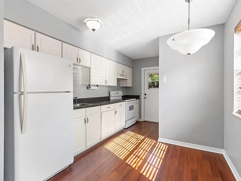 821 SW 4th St #1 — Photo 3