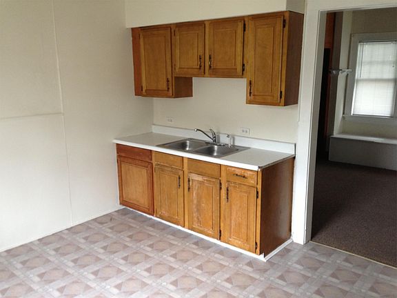4th image of 2521 Kenwood Ave