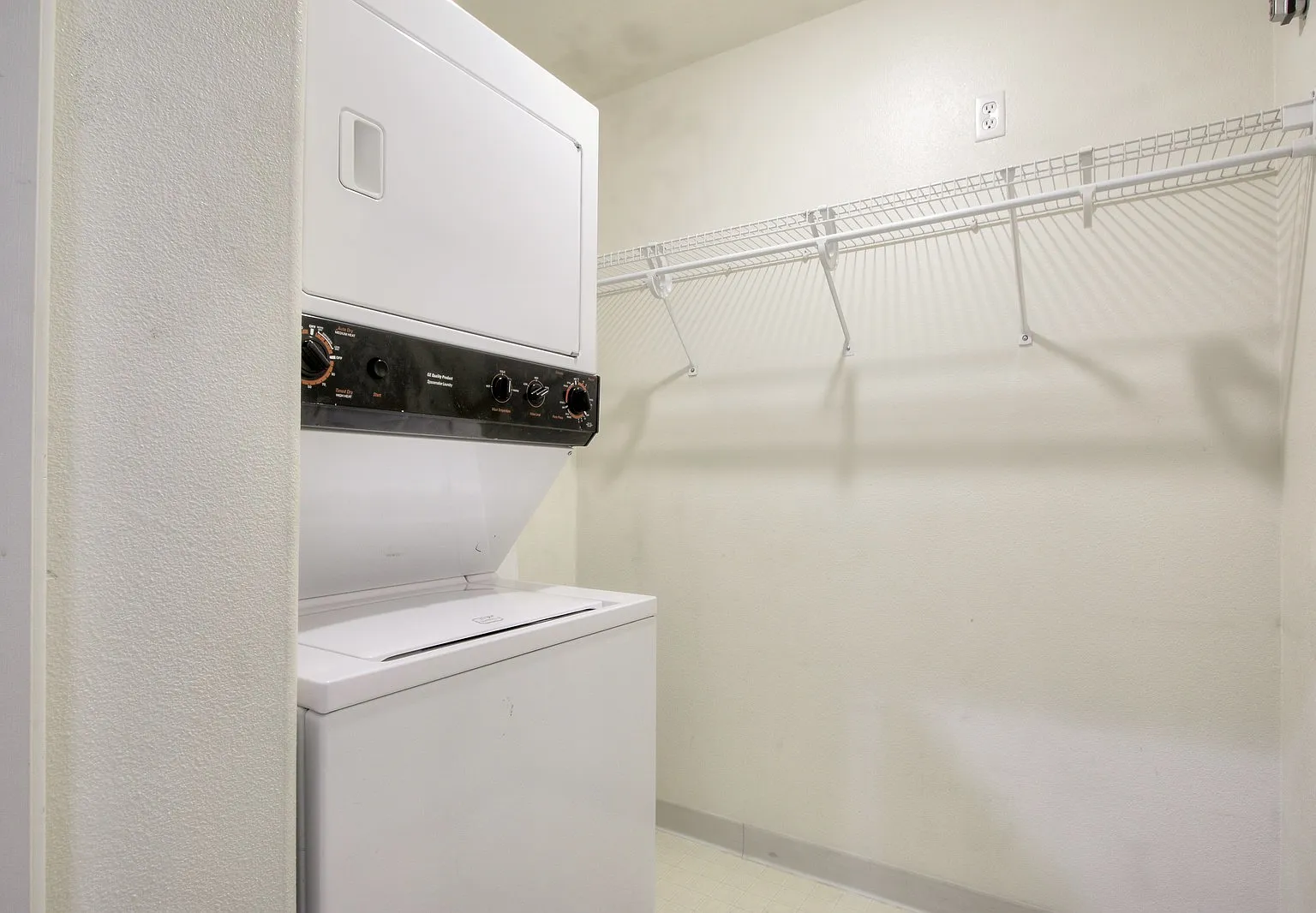 Lovely One Bedroom Condo at Paseo Plaza in the Heart of Downtown San Jose — Photo 3
