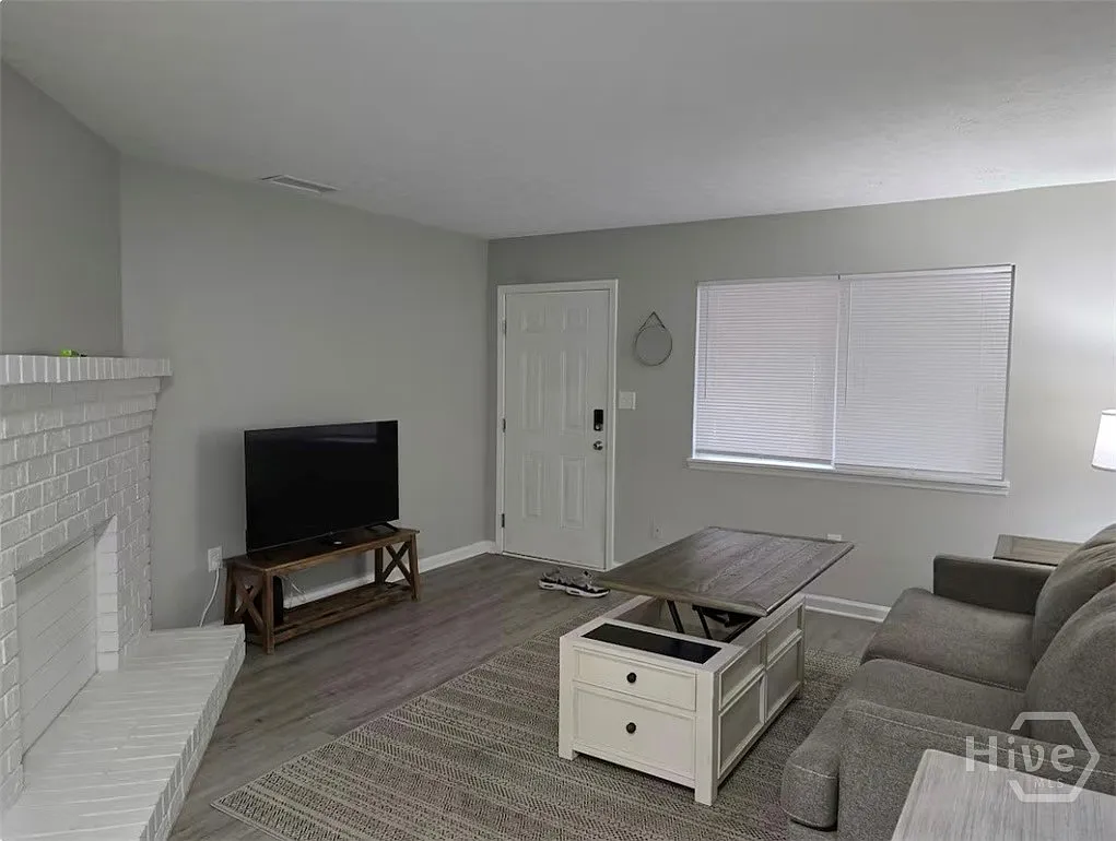 2 bed, 1.0 bath, 880 sqft, $1,300 — Photo 2