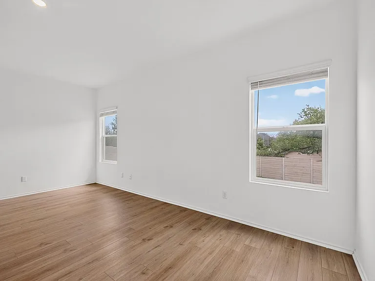 941 Legends Ln — Photo 16