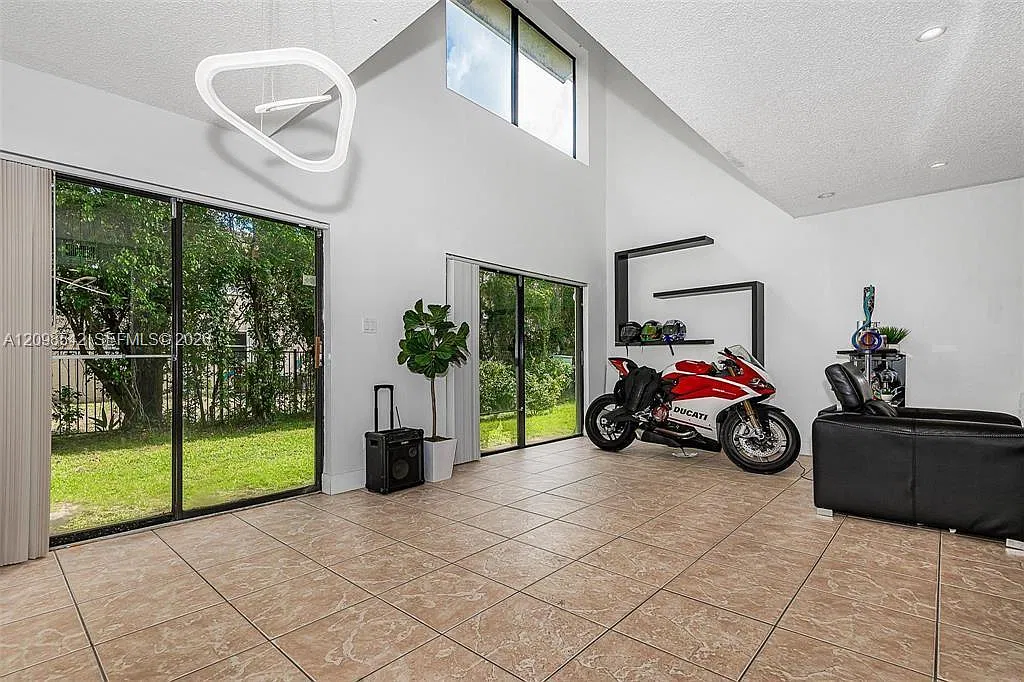 Maplewood Townhouses Cond — Photo 4