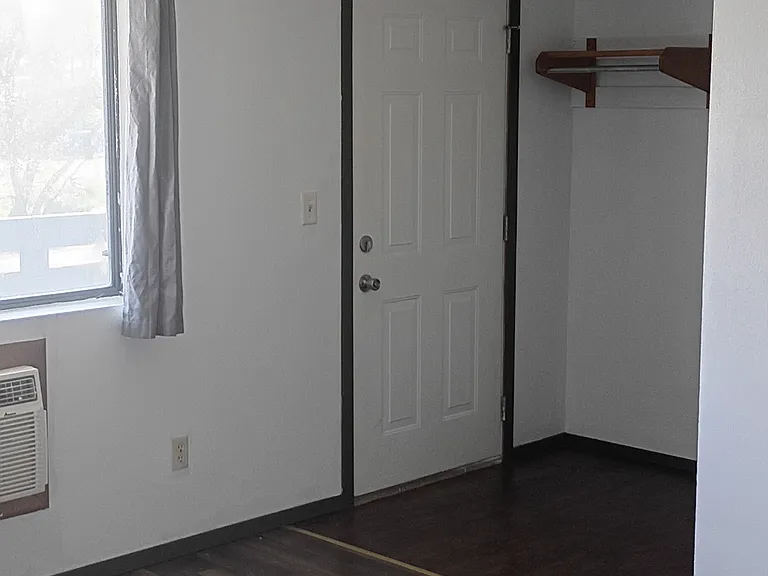 1411 Laurel St #8 — Photo 3