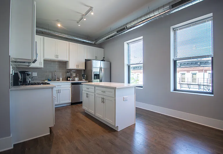 1044 W 18th St #3R — Photo 2