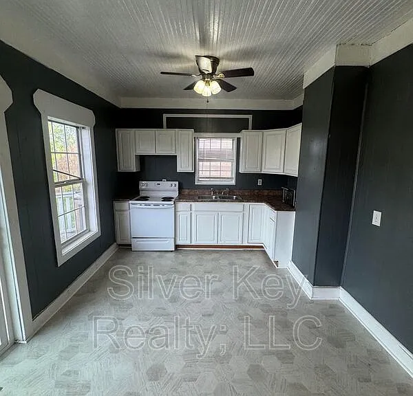 212 S Jackson St — Photo 9